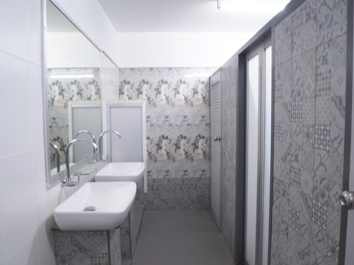 Baansu Hostel Bangkok Esterno foto